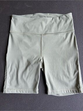 Athleta Ultimate Stash Pocket 7” Short in olive green size small